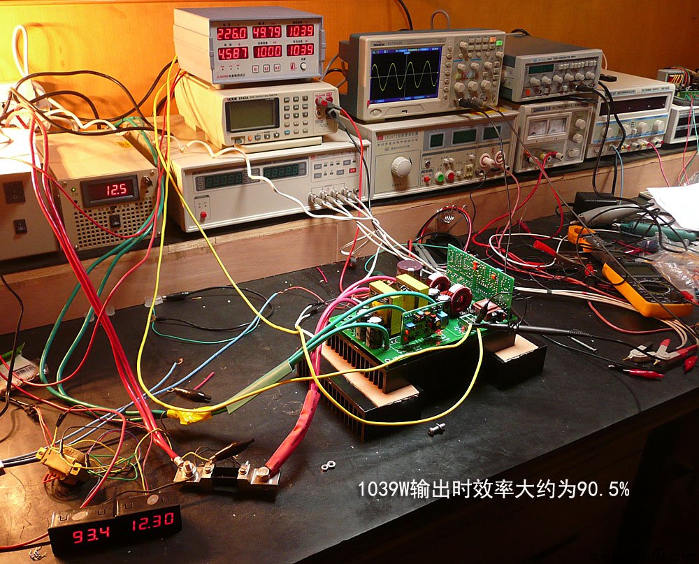 这个机器,BT是12V,也可以是24V,12V时我的目标是800W,力争1000W,整体结构是学习了钟工的3000W机器,也是下面一个大散热板,上面是一块和散热板一样大小的功率主板,长228MM,宽140MM。升压部分的4个功率管,H桥的4个功率管及4个TO220封装的快速二极管直接拧在散热板;DC-DC升压电路的驱动板和SPWM的驱动板直插在功率主板上。 因为电流较大,所以用了三对6平方的软线直接焊在功率板上: 吸取了以前的教训:以前因为PCB设计得不好,打了很多样,花了很多冤枉钱,